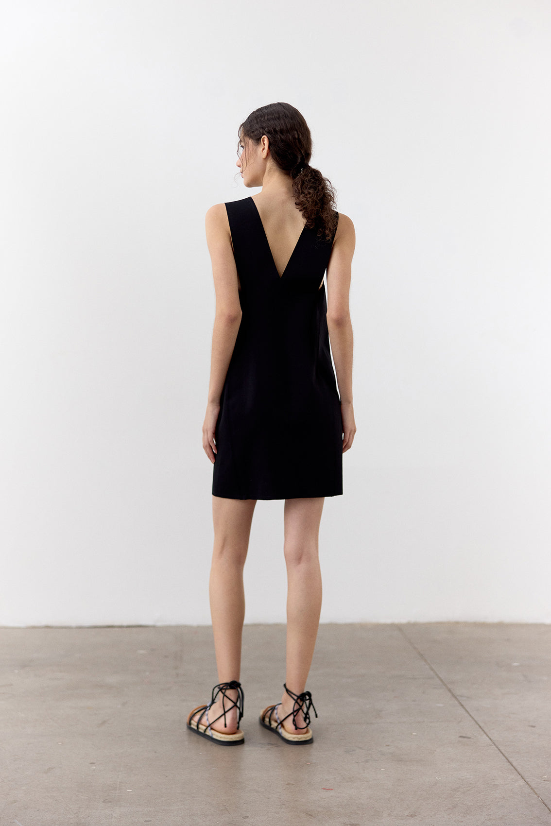 Deep-V Short Dress - Ónix