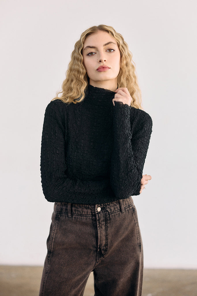 Crinkle Texture Silk Turtleneck Top - Ónix