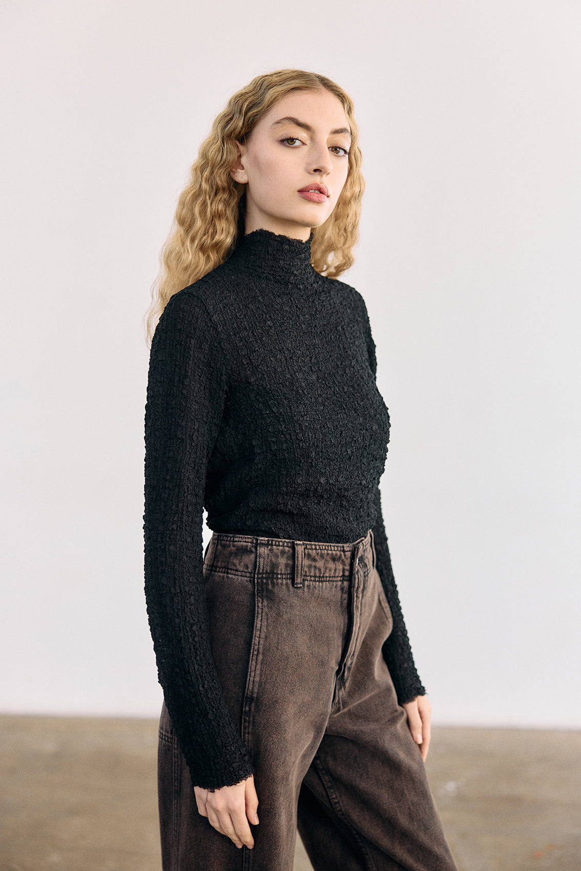 Crinkle Texture Silk Turtleneck Top - Ónix