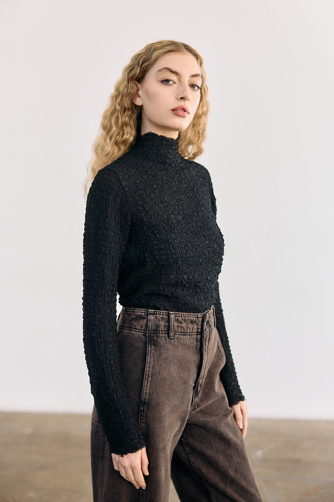 Crinkle Texture Silk Turtleneck Top - Ónix