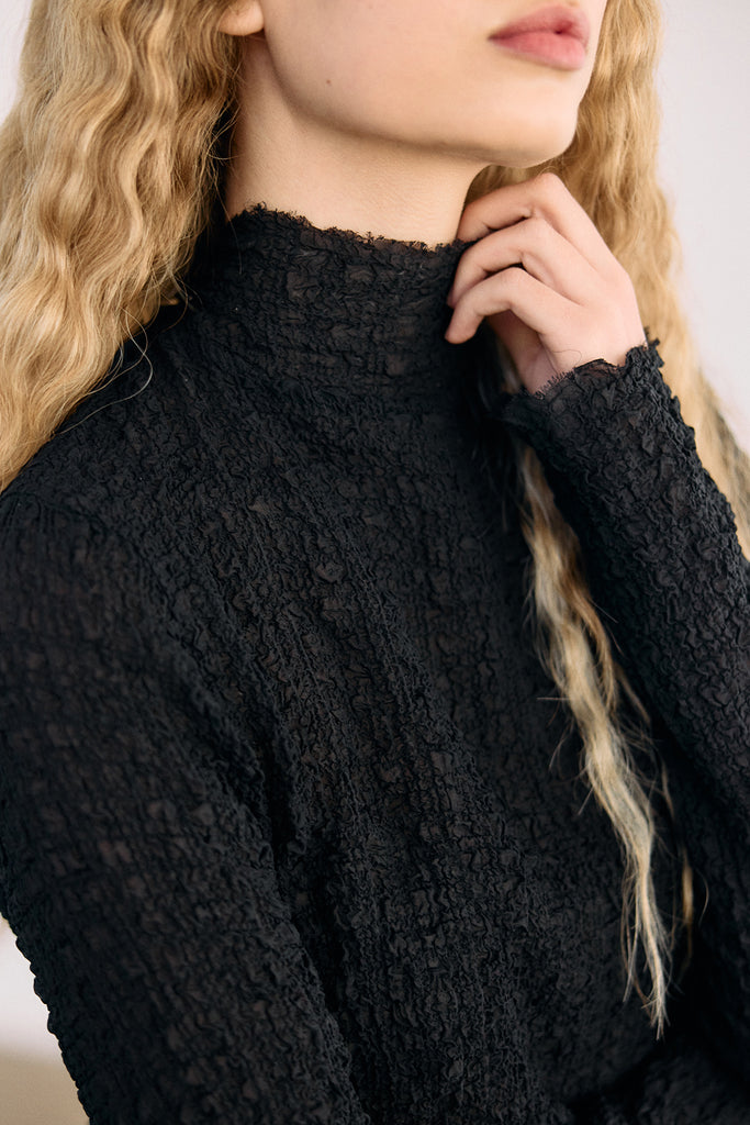 Crinkle Texture Silk Turtleneck Top - Ónix