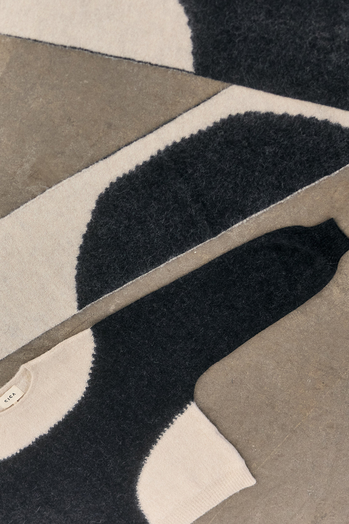 Bufanda Alpaca Felted Semicírculos - Medianoche/Crudo