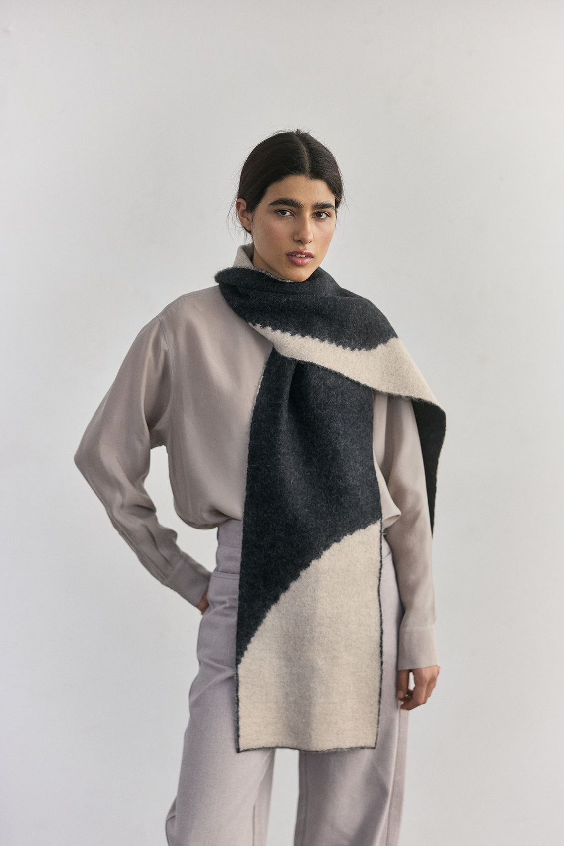 Bufanda Alpaca Felted Semicírculos - Medianoche/Crudo