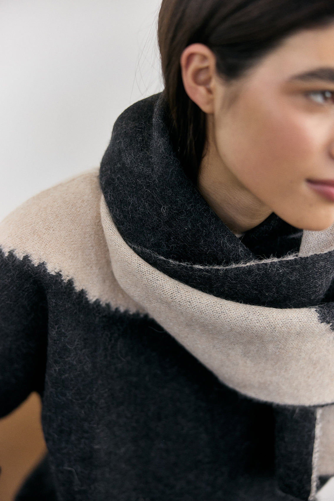 Bufanda Alpaca Felted Semicírculos - Medianoche/Crudo