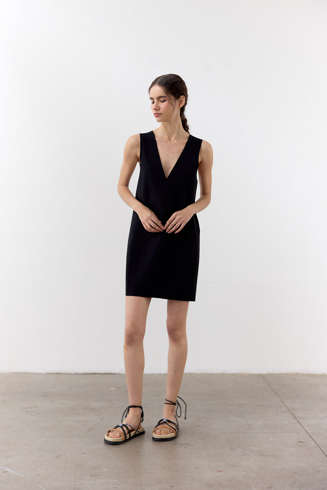 Deep-V Short Dress - Ónix