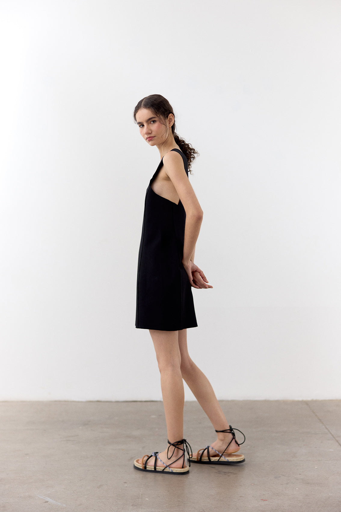 Deep-V Short Dress - Ónix