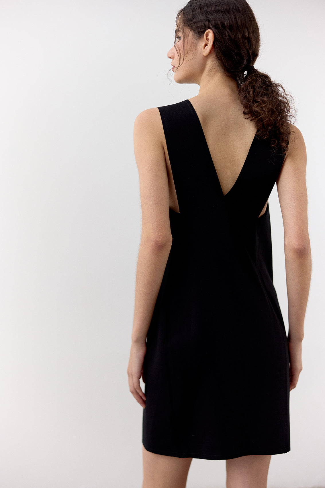 Deep-V Short Dress - Ónix