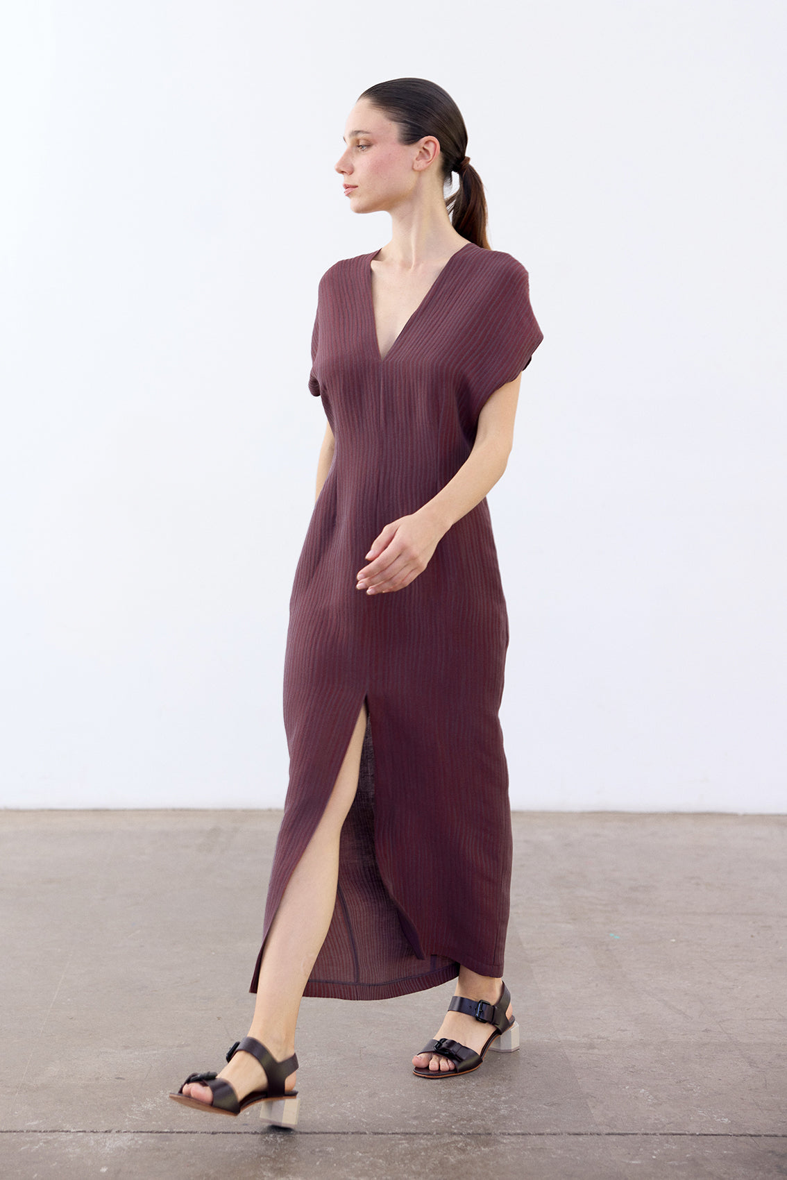 V-Neck Streaked Silk-Linen Long Dress - Berenjena