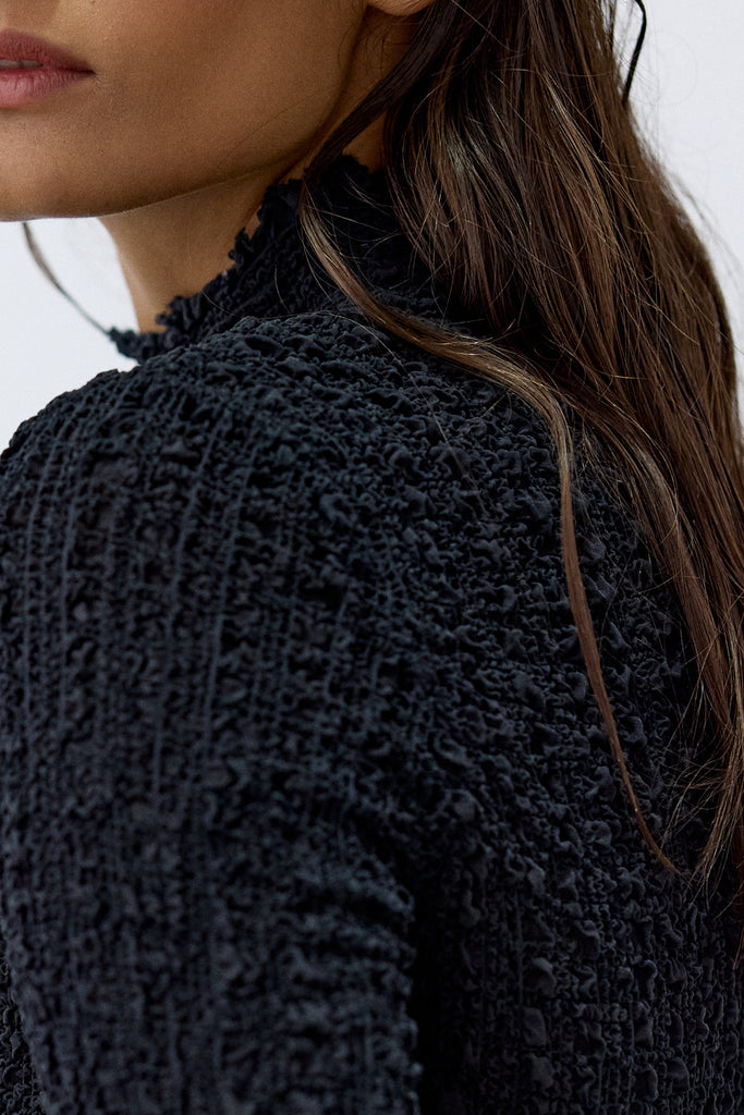 Crinkle Texture Silk Turtleneck Top - Ónix