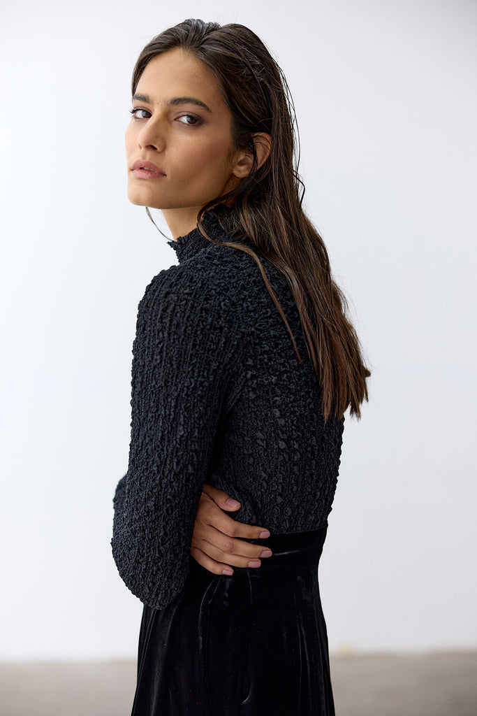 Crinkle Texture Silk Turtleneck Top - Ónix