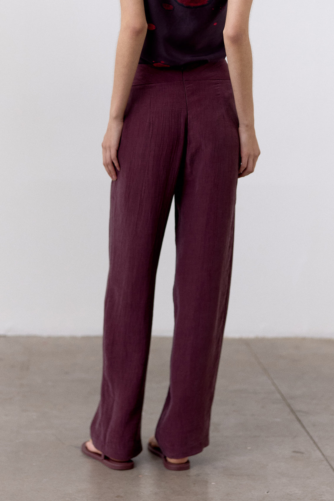 Curved Waistband Crinkle Lyocell Trousers - Vino