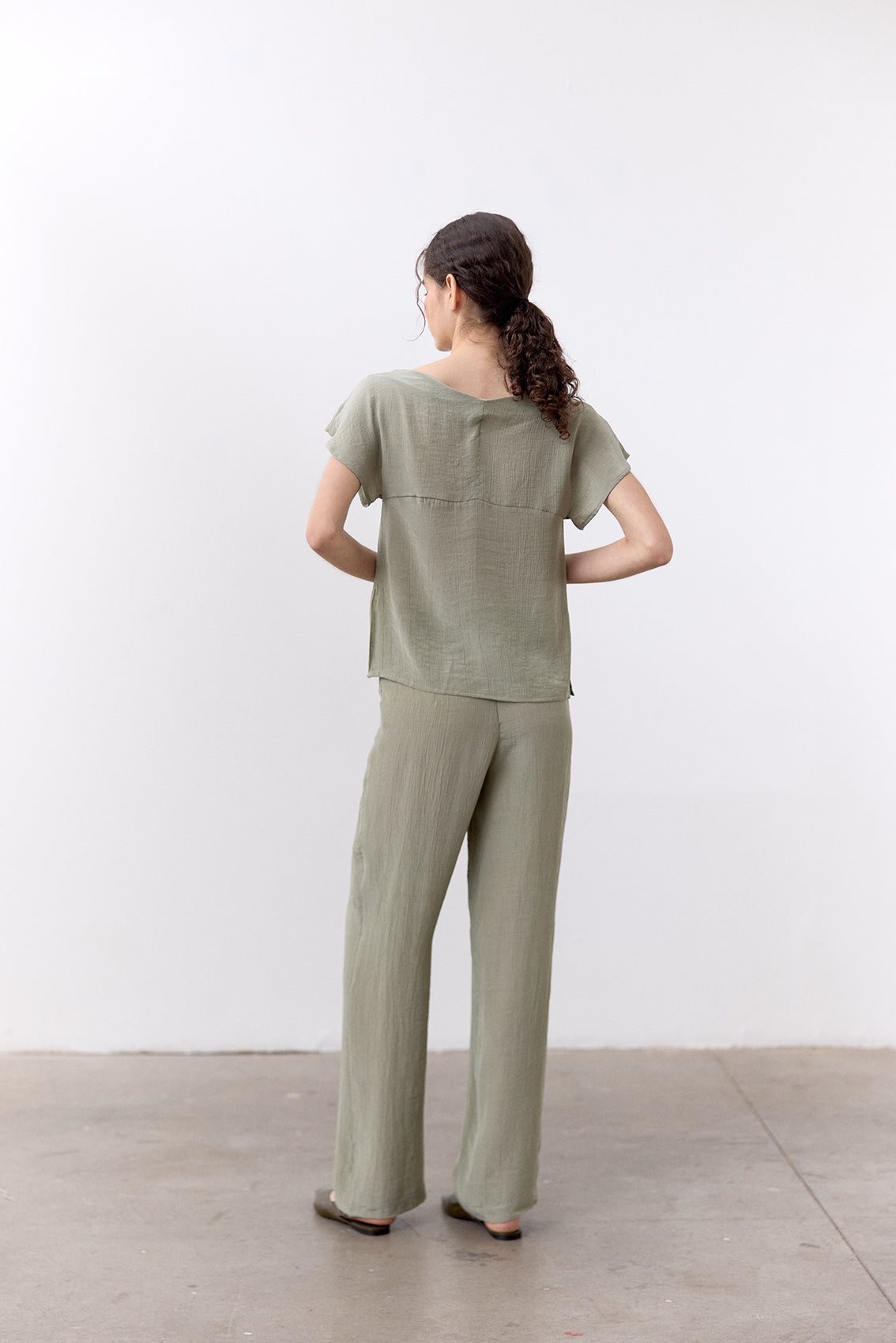 Curved Waistband Crinkle Lyocell Trousers - Musgo