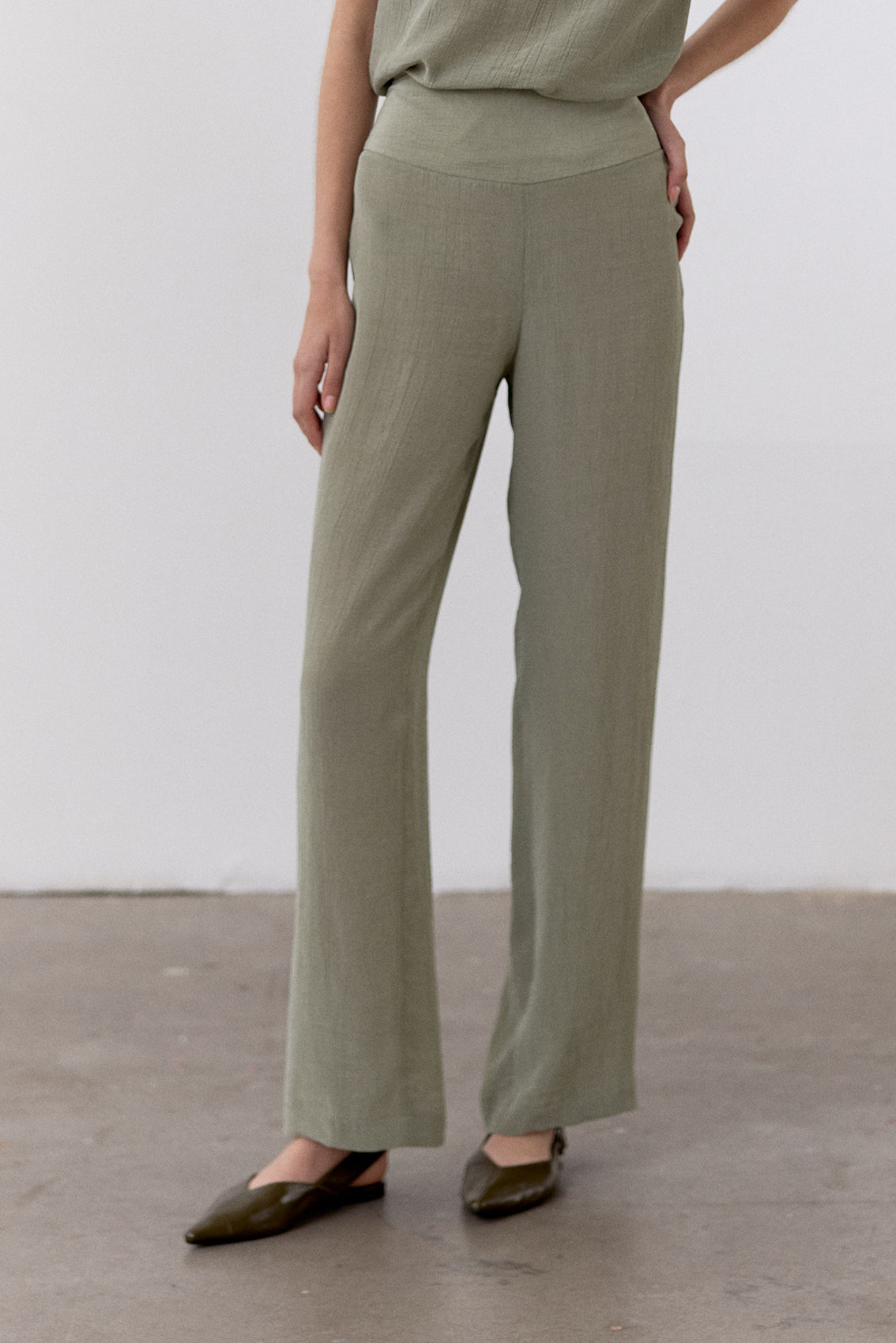 Curved Waistband Crinkle Lyocell Trousers - Musgo