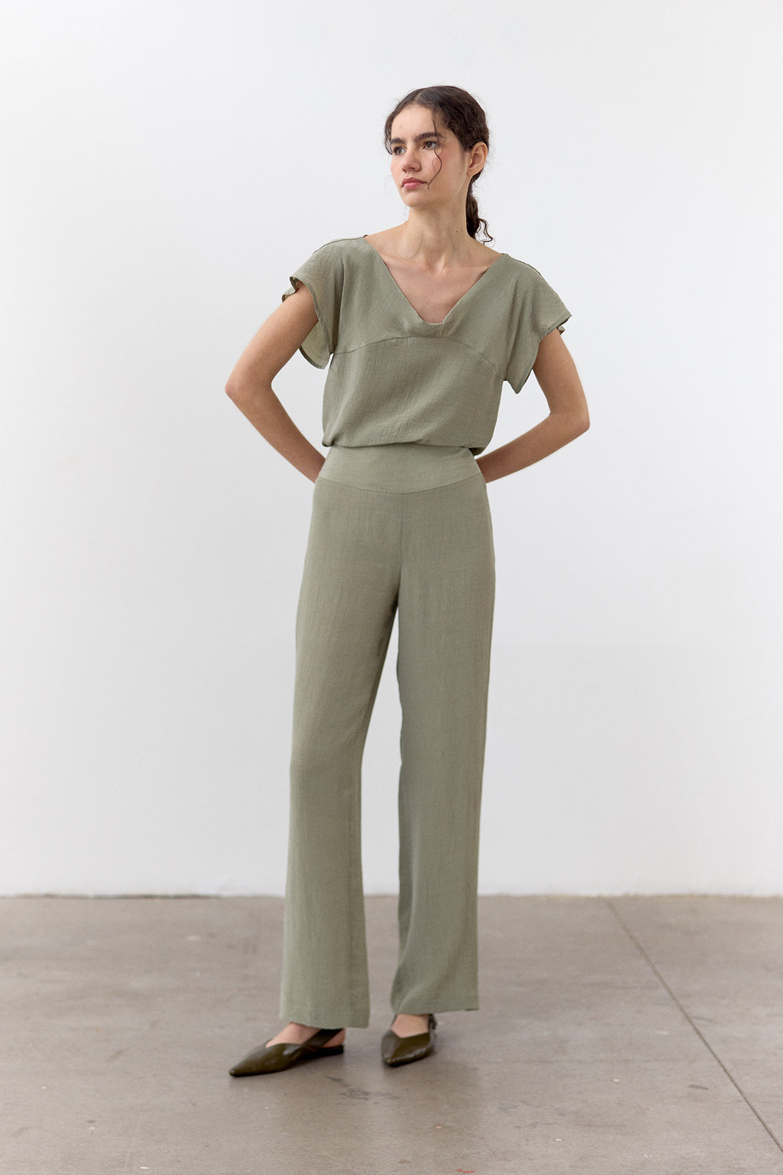 Curved Waistband Crinkle Lyocell Trousers - Musgo
