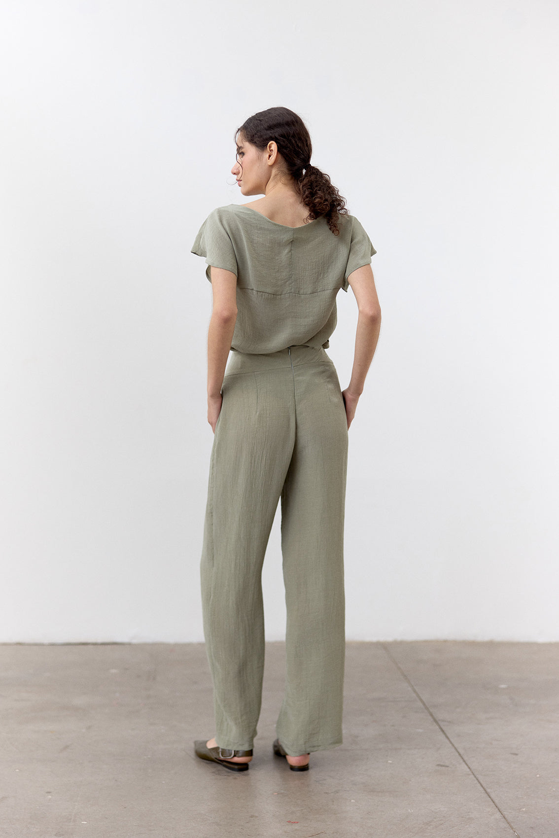 Curved Waistband Crinkle Lyocell Trousers - Musgo