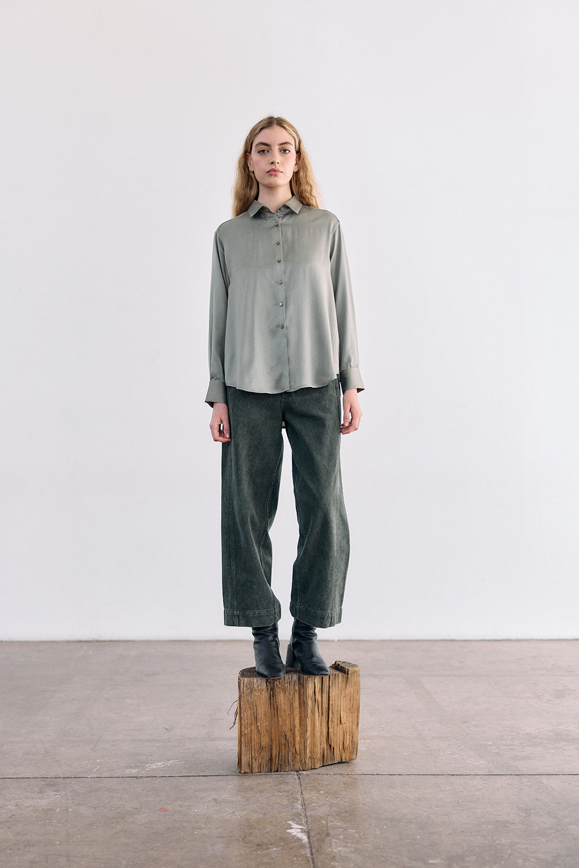 Pointed Collar Silk Button-Down Shirt - Musgo