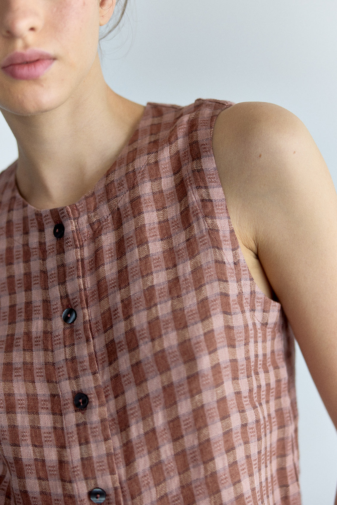 Top Vest Abotonado Lino Gingham - Arcilla