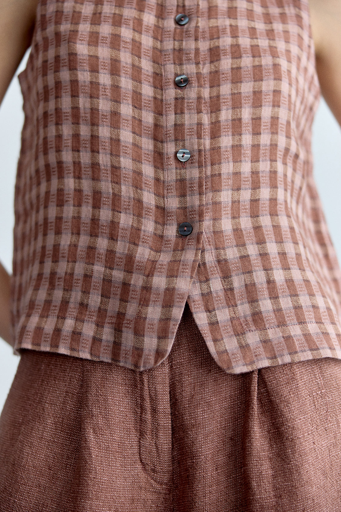 Top Vest Abotonado Lino Gingham - Arcilla