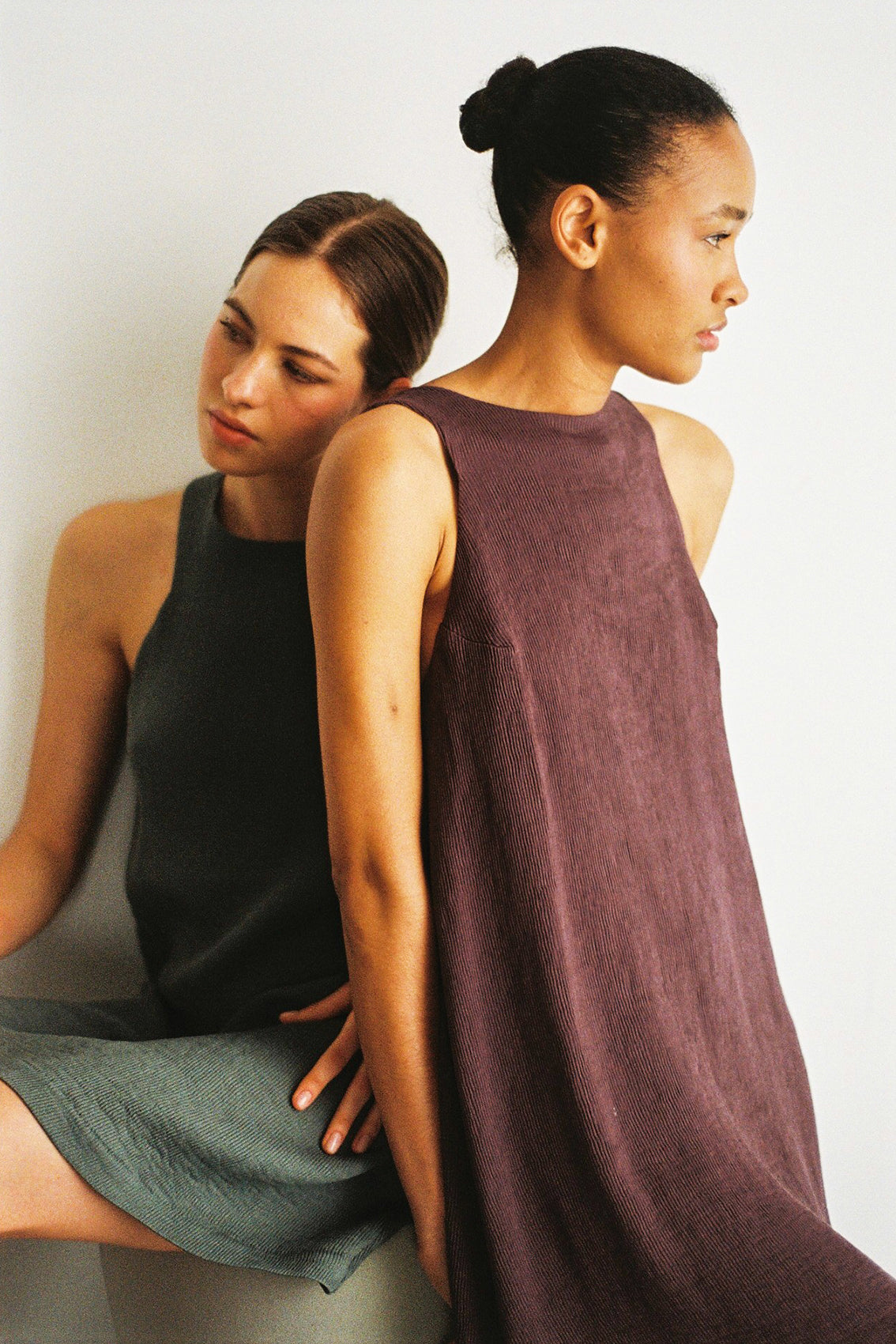 PREVENTA: Vestido Corto Halter Plegado - Berenjena